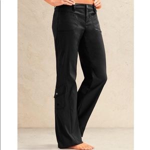 Athleta Dipper black hiking cargo pant - NWOT size 10